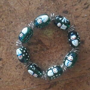 Emerald green snowman lampwork stretch Winter/Christmas bracelet.